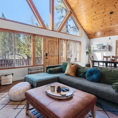 Wolf Den Cabin • Spa • Walk to Lake