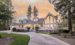 Pines & Paddles • Lakefront • Spa • Gaming Loft