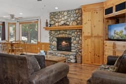 Après-Ski Romantic Retreat | Hot Tub | AC | Dogs