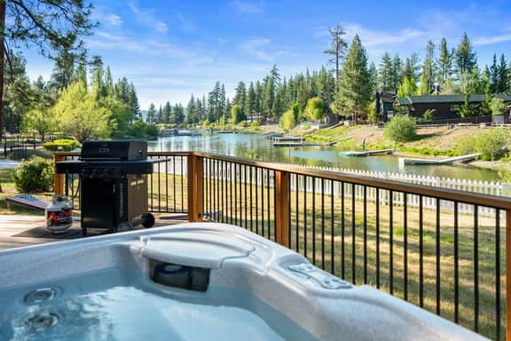 Pines & Paddles • Lakefront • Spa • Gaming Loft