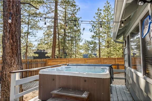 Cozy Paradise Cabin | Hot Tub | Game Room | By Slopes